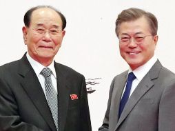 Kim Yong Nam (izq.), diplomático norcoreano, junto al presidente surcoreano, Moon Jae-In (der.) durante una reunión de delegados el pasado febrero. EFE / ARCHIVO