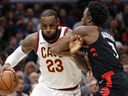 Figura. LeBron James (#23) aportó 27 puntos ayer. AP