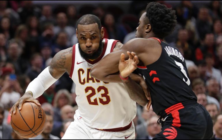 Figura. LeBron James (#23) aportó 27 puntos ayer. AP
