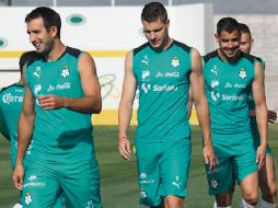 Listos. Los jugadores de Santos se preparan para enfrentar al Necaxa. TWITTER