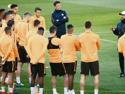 El entrenador de la Roma, Eusebio Di Francesco (derecha), platica con sus jugadores durante el entrenamiento previo al duelo contra el Barcelona. EFE