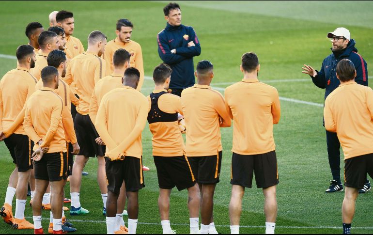 El entrenador de la Roma, Eusebio Di Francesco (derecha), platica con sus jugadores durante el entrenamiento previo al duelo contra el Barcelona. EFE