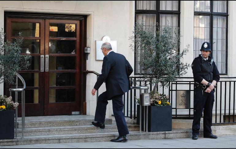 Policías custodian la entrada del hospital King Edward VII, donde está internado el príncipe. AP/F. Augstein