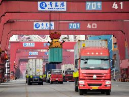 Fotografía de archivo del 8 de marzo de 2018 que muestra varios camiones mientras transportan contenedores en un puerto en Qingdao. EFE/Y. Fangping