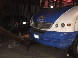 En la imagen se observa cómo el camión se impacta contra el poste. ESPECIAL / Bomberos de Guadalajara