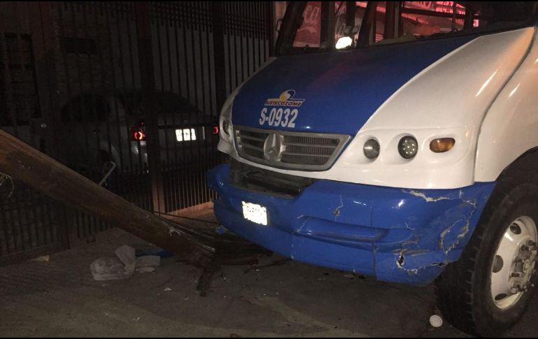 En la imagen se observa cómo el camión se impacta contra el poste. ESPECIAL / Bomberos de Guadalajara