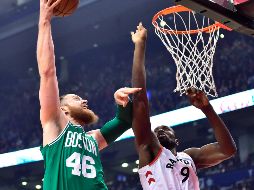 Aporte. Serge Ibaka (#9) ayudó con 15 puntos a la causa de los Raptors, que llegaron a 56 triunfos en el año. AP/F. Gunn