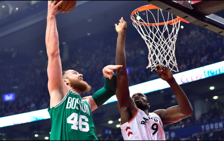 Aporte. Serge Ibaka (#9) ayudó con 15 puntos a la causa de los Raptors, que llegaron a 56 triunfos en el año. AP/F. Gunn