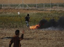 Manifestantes palestinos se enfrentan con tropas israelíes en la Franja de Gaza. EFE/M. Saber