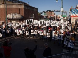 Al comenzar una marcha en Memphis, la gente se tomó de los brazos o sostuvo letreros mientras coreaba consignas. EFE/R. Musacchio