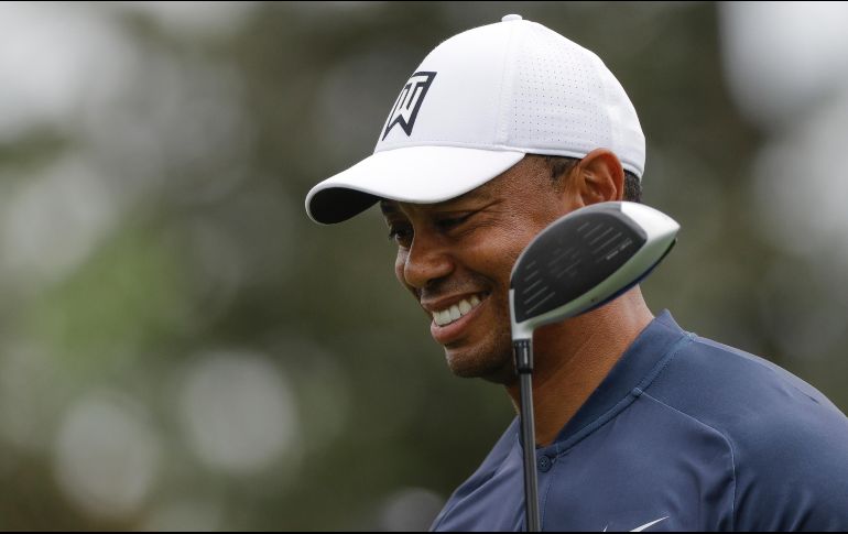 El tiro inicial que lanzó Woods en el primer hoyo de par 4 cayó entre pinochas, arrancando al golfista una mueca. AP / D. J. Phillip