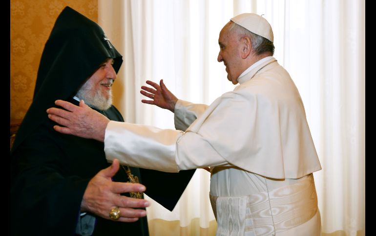 El Papa Francisco da la bienvenida al patriarca de la Iglesia Apostólica Armenia, Karekin II, durante una audiencia privada en El Vaticano. AFP / A. PIZZOLI