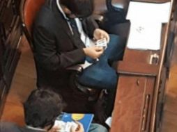 Tras la polémica, la cuenta oficial de la Asamblea en Twitter dijo que: ''El cambio de estampitas no es justificable pero no ocurrió durante la votación''. ESPECIAL / TWITTER