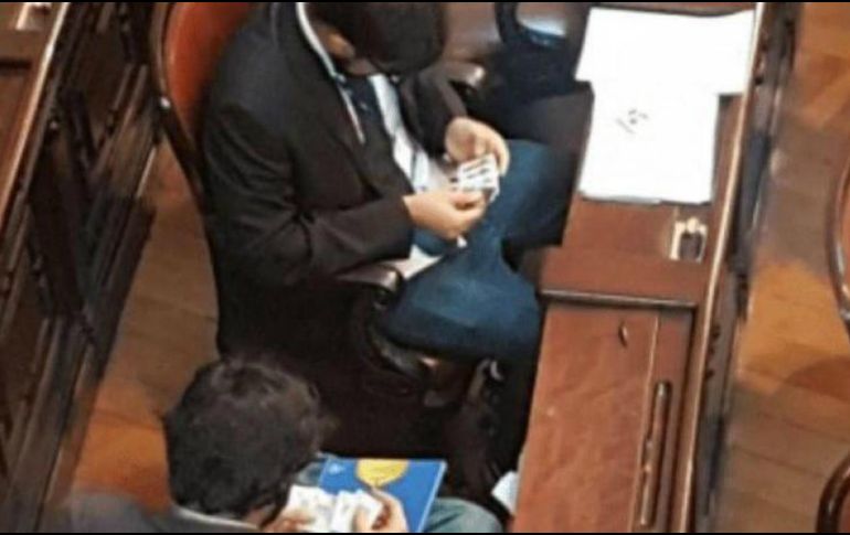 Tras la polémica, la cuenta oficial de la Asamblea en Twitter dijo que: ''El cambio de estampitas no es justificable pero no ocurrió durante la votación''. ESPECIAL / TWITTER