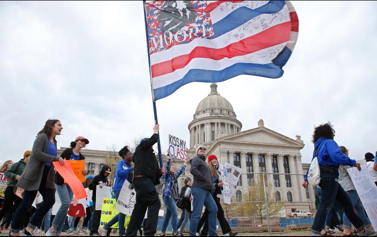 Oklahoma ocupa el lugar 47 entre las 50 entidades de Estados Unidos que destina menor presupuesto por alumno y el salario promedio de los maestros, de alrededor de 45 mil 200 dólares anuales se ubicaba en el sitio 49.  AP/ S. Ogrocki