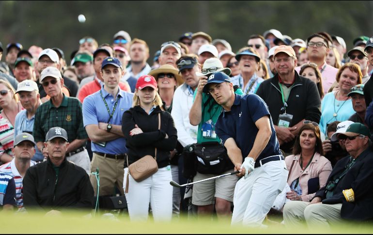 El estadounidense Jordan Spieth saca dos golpes de ventaja a sus principales rivales, tras el primer día en el Augusta National. AFP/J. Squire