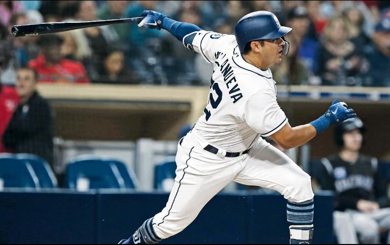 Christian Villanueva conecta la bola para conseguir uno de sus tres jonrones en el juego del martes pasado ante los Rockies. AP