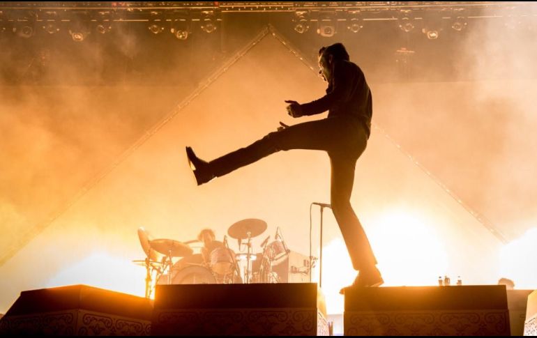 Sin importar la intermitente lluvia que se hizo presente la noche del jueves, The Killers ofreció lo mejor de su repertorio en el Foro Sol ante 65 mil personas. TWITTER/ @thekillers