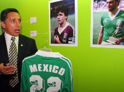 La anotación de Negrete se impone por una abrumadora mayoría al de Bergkamp. MEXSPORT/ARCHIVO