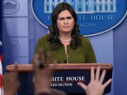 Sarah Huckabee Sanders, portavoz de la Casa Blanca, informó hoy que el Gobierno Federal de EU aún está negociando con los estados fronterizos los términos del despliegue de las Fuerzas Armasas. AP / S. Walsh