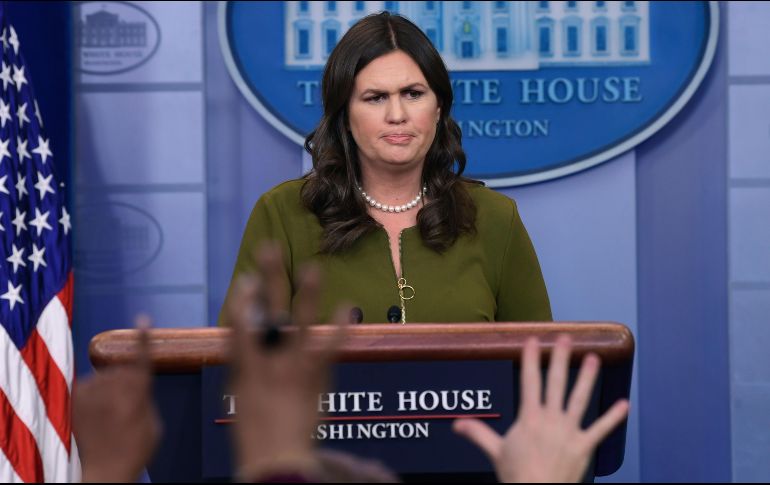 Sarah Huckabee Sanders, portavoz de la Casa Blanca, informó hoy que el Gobierno Federal de EU aún está negociando con los estados fronterizos los términos del despliegue de las Fuerzas Armasas. AP / S. Walsh