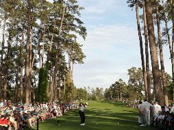 Tiger Woods realiza su tiro de salida en el hoyo 17, durante la jornada de ayer en Augusta National. AFP/J. Squire