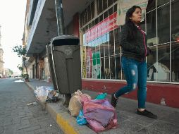 Algunos establecimientos del Centro tapatío abandonan su basura en la vía pública, causando mal aspecto. EL INFORMADOR/Archivo