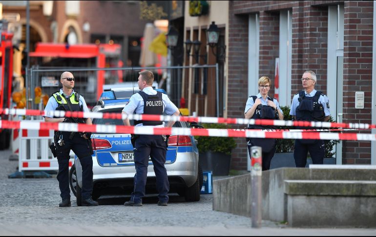 Elementos del cuerpo de Bomberos, ambulancias y agentes policales se encuentran en el centro de la ciudad para evaluar lo sucedido. EFE