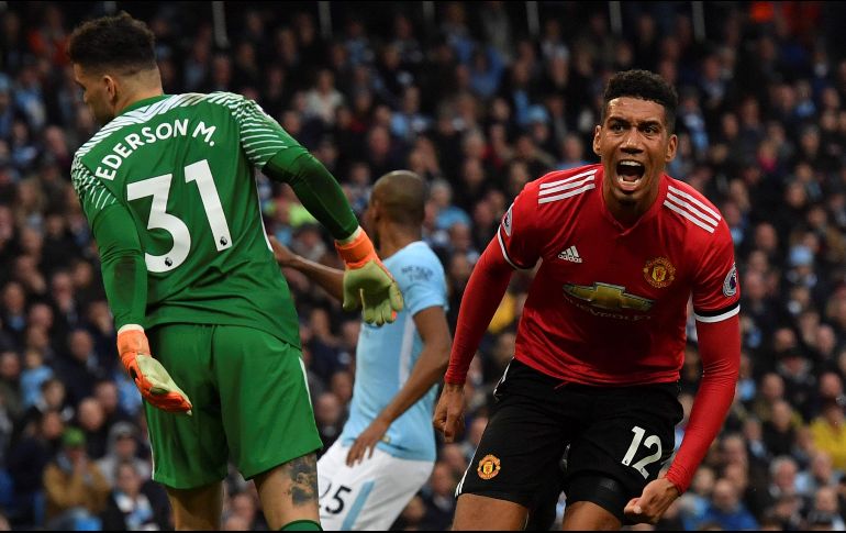 Smalling (D) celebra tras anotar el tanto que concreta la voltereta de los Red Devils. AFP/B. Stansall
