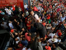 Simpatizantes de Lula bloqueando la entrada del Sindicato de Metalúrgicos para impedir la salida de Lula, quien pretendía entregarse a la policía. AP / N. Antoine