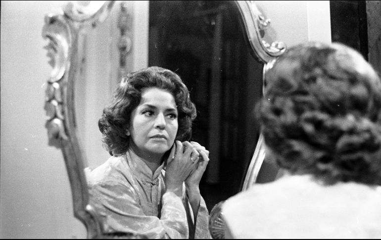 El pasado 8 de marzo, Derbez también recordó a su madre con varias fotos, pues habría cumplido años.