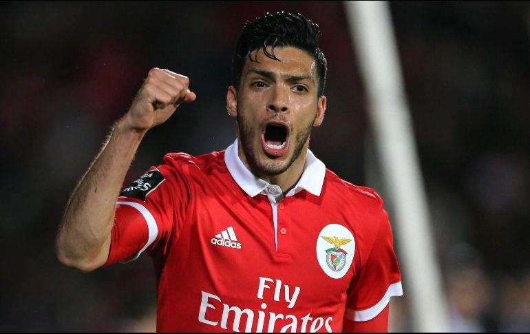 El canterano del América anota de penalti el tanto de la victoria del Benfica. EFE/M. A. Lópes