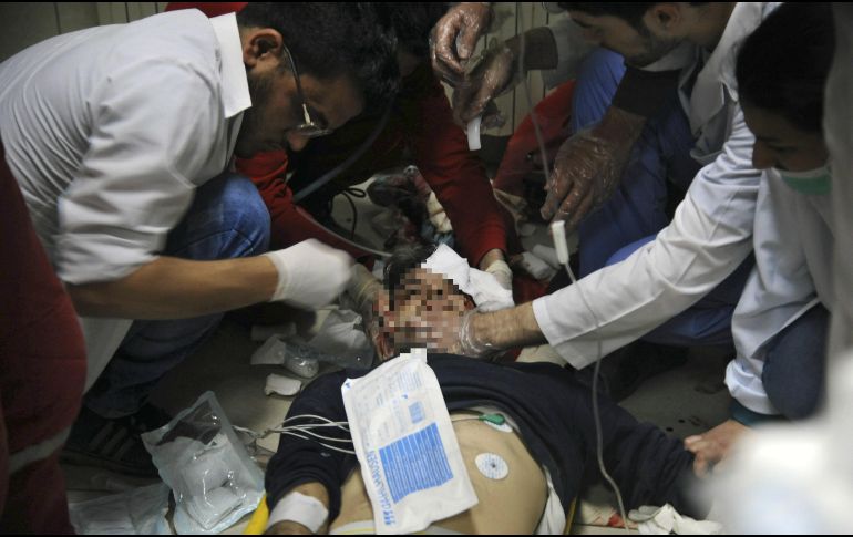 Señalan que más de 500 personas, en su mayoría mujeres y niños, fueron trasladados a centros médicos luego de presentar dificultad para respirar. AP /