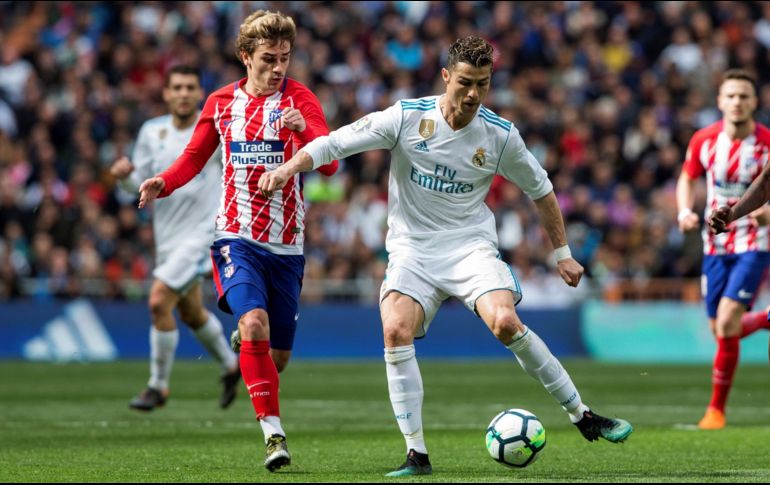 Cristiano sumó su gol número 22 ante el Atleti y es quien más ha anotado en los derbis, por delante de Santiago Bernabéu y Alfredo Di Stéfano, que marcaron 17 cada uno. EFE / R. Jiménez