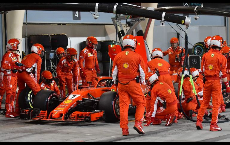 El auto de Raikkonen recibía un cambio de llantas en su segunda parada en boxes. AFP/G. Cacace