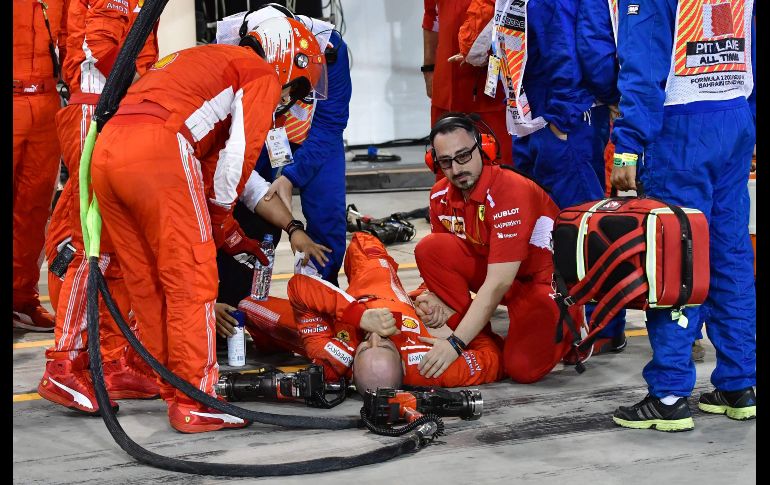 El mecánico era el encargado de cambiar la rueda trasera izquierda de la monoplaza. AFP/G. Cacace