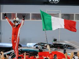 Vettel celebra tras coronarse en Bahréin, la segunda fecha de la campaña. El alemán también ocupó el primer lugar en el GP de Australia, el pasado 24 de marzo.EFE/S. Suki