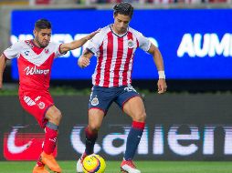 La distracción de Galindo (D) permitió que Villalva (I) anotara el único gol del partido entre Tiburones y Chivas. MEXSPORT/V. León