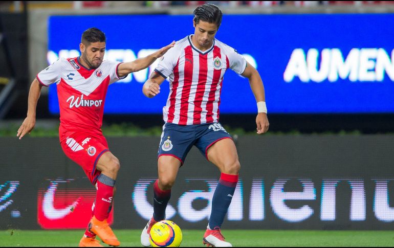 La distracción de Galindo (D) permitió que Villalva (I) anotara el único gol del partido entre Tiburones y Chivas. MEXSPORT/V. León