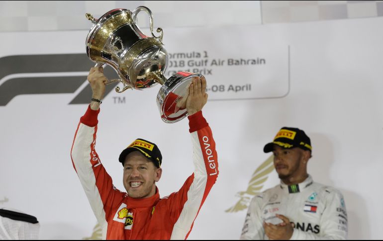 A Hamilton no le queda más que aplaudir. Sebastian Vettel dio una cátedra de estrategia y gestión de neumáticos. AP/L. Bruno