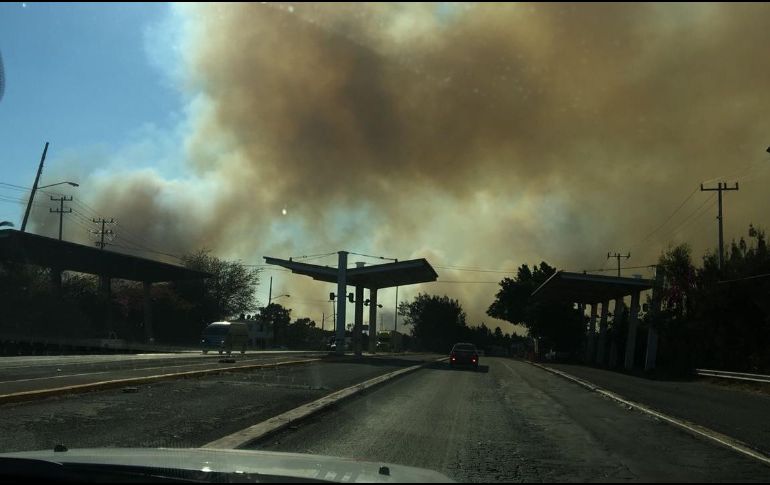 El siniestro ocasionó una capa de humo de gran magnitud. ESPECIAL / Bomberos Zapopan