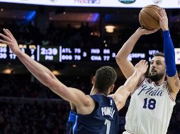 Marco Belinelli se dispone a lanzar un triple frente a la marca de Dwight Powell. AP/C. Szagola