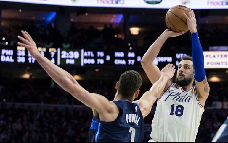 Marco Belinelli se dispone a lanzar un triple frente a la marca de Dwight Powell. AP/C. Szagola