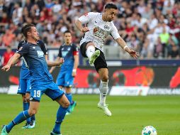 Marco Fabián (Der.) jugó los 90 minutos con el Frankfurt, pero su compatriota Carlos Salcedo no estuvo convocado para este encuentro. EFE/A. Babani