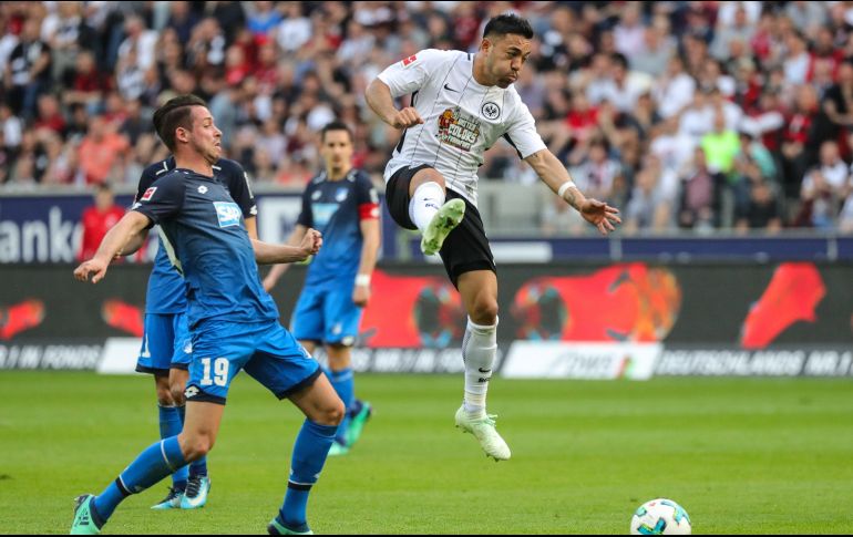 Marco Fabián (Der.) jugó los 90 minutos con el Frankfurt, pero su compatriota Carlos Salcedo no estuvo convocado para este encuentro. EFE/A. Babani