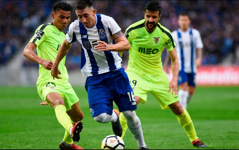 Herrera superó sus problemas físicos y disputó todo el encuentro con los Dragones. AFP/M. Riopa