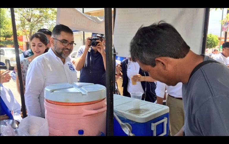 Miguel Ángel Martínez dialoga con comerciantes de Tequila. FACEBOOK/Miguel.Mtz.Espinosa