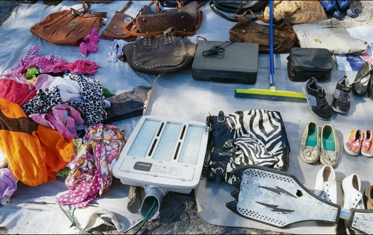 En el tianguis Constitución, ubicado en la colonia del mismo nombre en Zapopan, se ofrecen a la venta luminarias del mismo modelo que han sido robadas en Guadalajara. EL INFORMADOR/G. Gallo