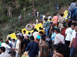 El autobús pertenecía a una escuela local y la mayoría de sus pasajeros eran niños de entre 10 y 12 años; doce más fueron trasladados a un hospital. AFP /