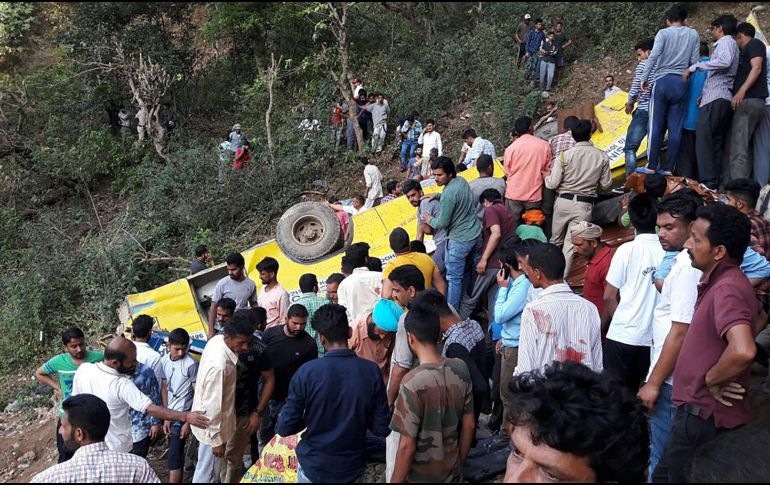 El autobús pertenecía a una escuela local y la mayoría de sus pasajeros eran niños de entre 10 y 12 años; doce más fueron trasladados a un hospital. AFP /